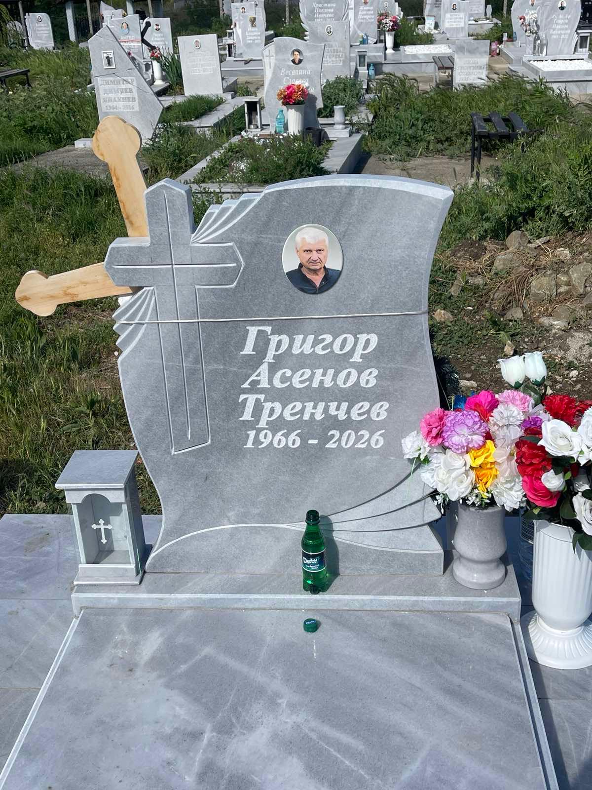 Паметник с кръст и свитък